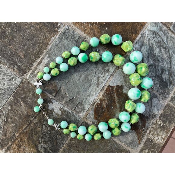 Vtg 1950's 2 Strand Beaded Necklace In Bakelite Shades Of Green Different Shaped - Picture 5 of 6